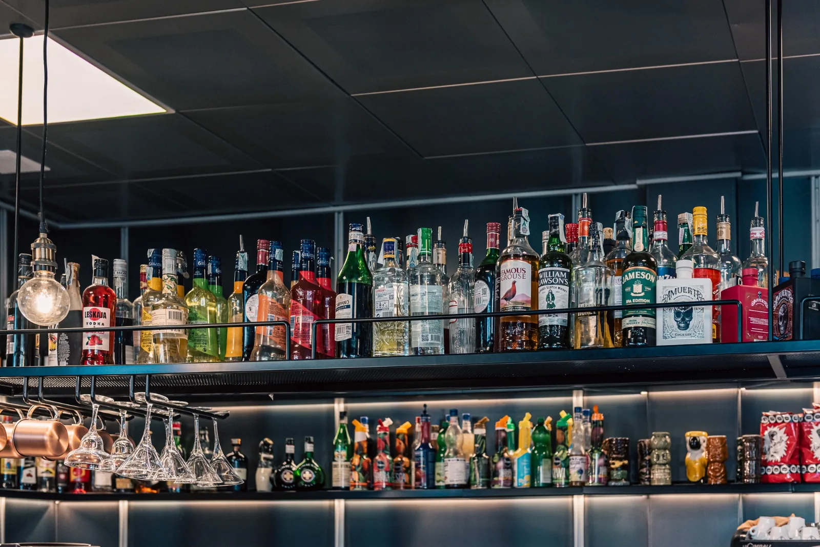 Cocktail e banco bar