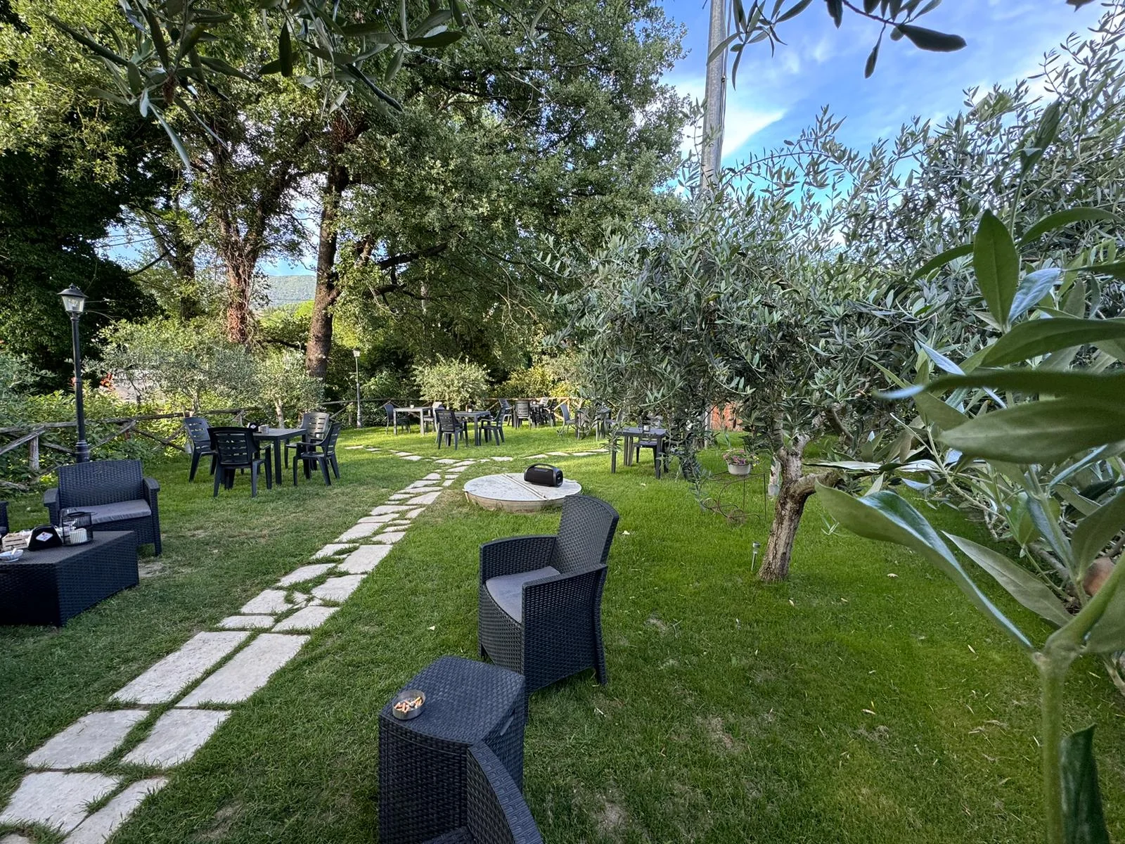 Giardino estivo con tavoli all’aperto del Cardinale Cocktail Bar