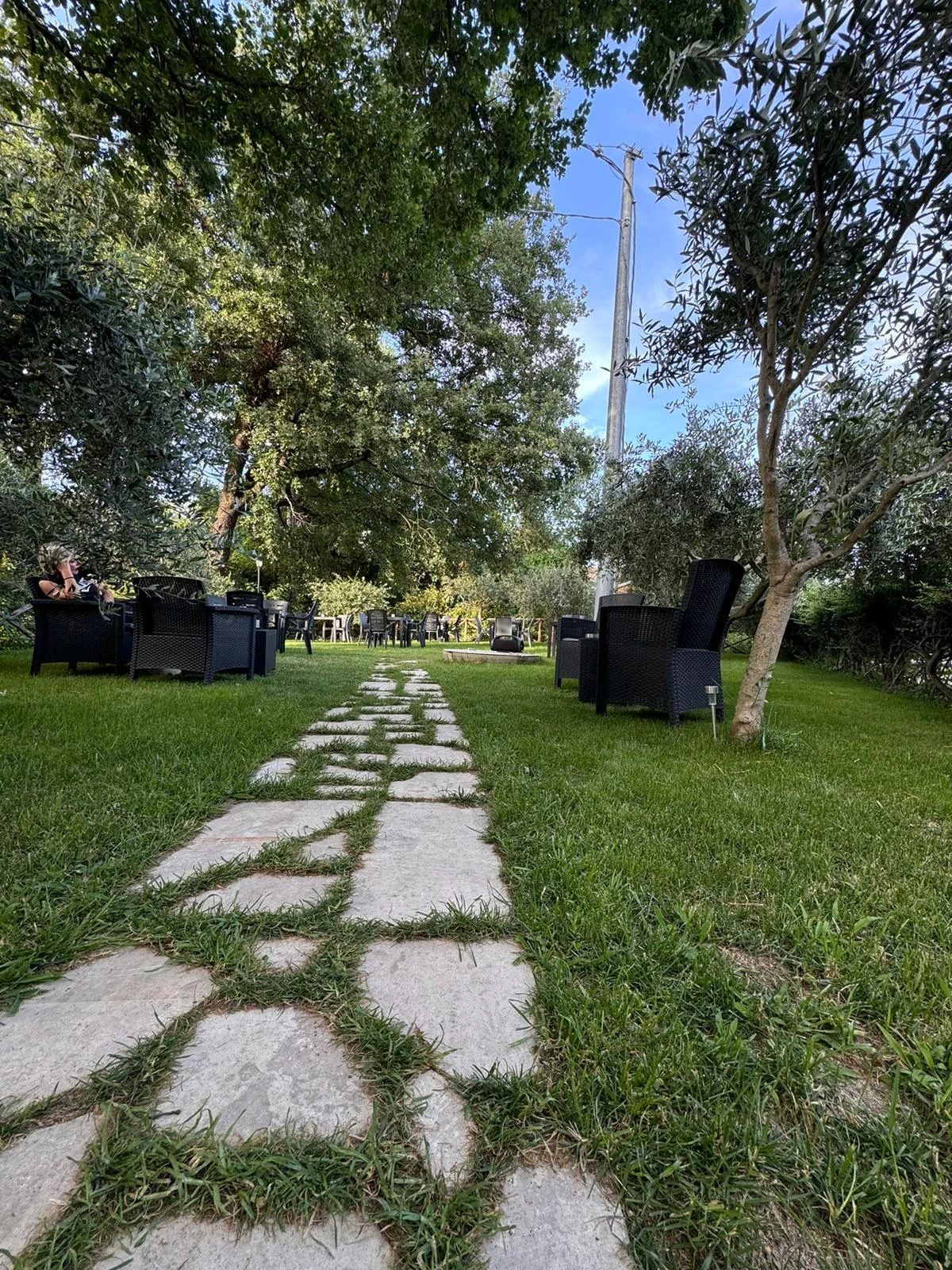 Percorso e tavoli all’aperto nel giardino del Cardinale