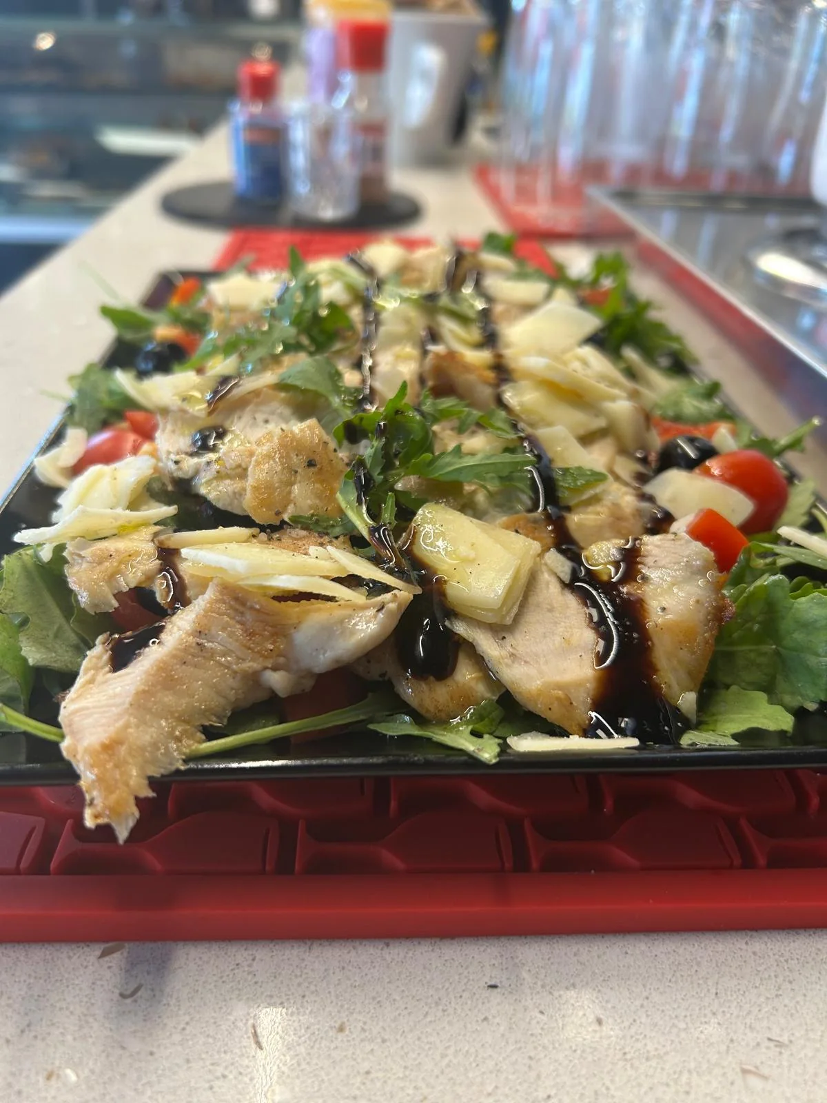 Insalata e piatto fresco per pranzo al Cardinale
